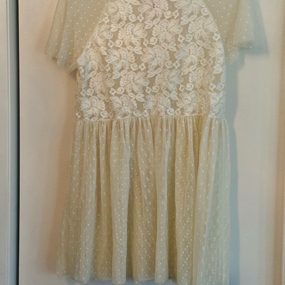 Elegant Cream Lace women’s top by V Christina. Size Large NWOT